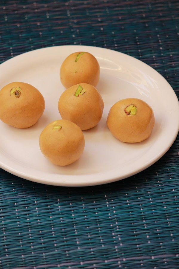 gram-flour-ladoo